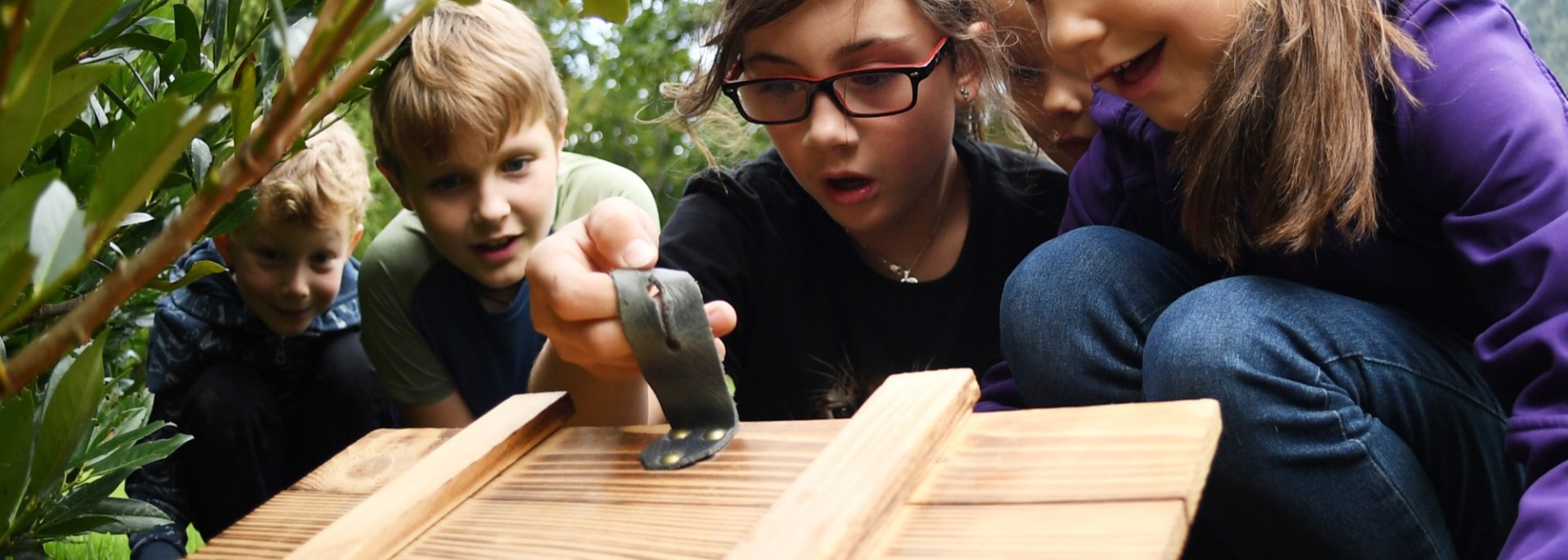 Die gefundene Schatztruhe beim Kinderprogramm "Schatzsuche", © Alpenwelt Karwendel | Angelika Warmuth