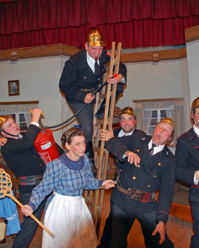 Mitwirkende des Mittenwalder Bauerntheaters beim Stück "Die Feuerwehrsitzung", © Mittenwalder Bauerntheater e.V. | Hans Schmid