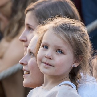 Kind in mittelalterlicher Kleidung am Bozner Markt 2017, © Alpenwelt Karwendel | Wera Tuma