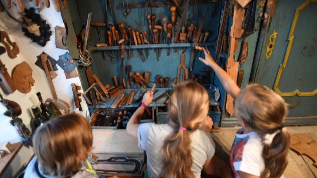 Kinder in der Schauwerkstatt des Mittenwalder Geigenbaumuseums, © Alpenwelt Karwendel | Angelika Warmuth