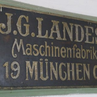 Das alte Maschinenschild von 1902, © Alpenwelt Karwendel | Andrea Schmölzer