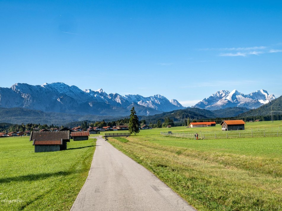 Blick von Wallgau Richtung Mittenwald auf Karwende
