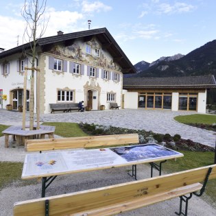 Die Bank die seit dem Gemeindebesuchs mit dem öffentlichen Weißwurstfrühstück des US Präsideten und der Bundeskanzlerin vor dem Krüner Rathaus steht. , © Alpenwelt Karwendel | Stefan Eisend 