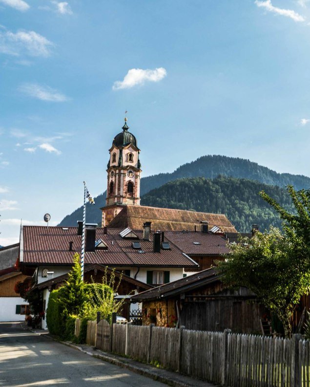 Mittenwald im Karwendel mit der Kirche St. Peter und Paul, © Zugspitz Region GmbH | Erika Sprengler