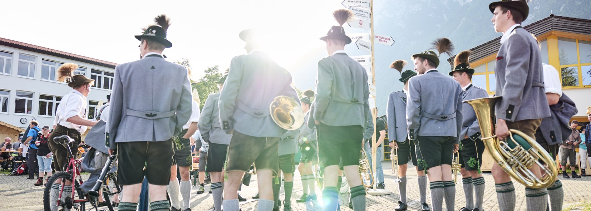 Oberbayerische Musiker mit alpenländischen Klängen und typischer Werdenfelser Lederhose, © Alpenwelt Karwendel | Marco Felgenhauer | woidlife photography