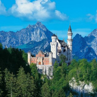 Neuschwanstein Castle near Füssen in Upper Bavaria., © Bayerische Schlösserverwaltung (Foto: Anton Brandl, München) www.neuschwanstein.de