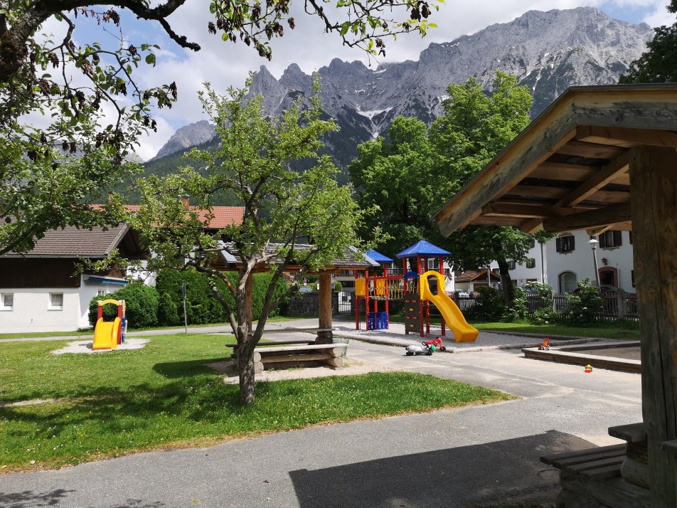 Spielplatz am Bürgerhaus in Mittenwald, © Alpenwelt Karwendel | Julia Sommerer