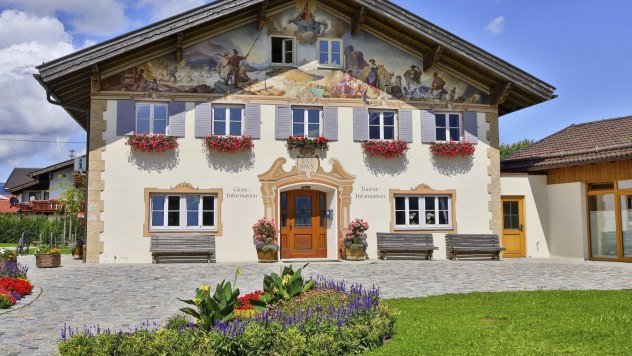 Town hall in Krün with tourist information for information on holiday planning , © Alpenwelt Karwendel | Marcel Dominik