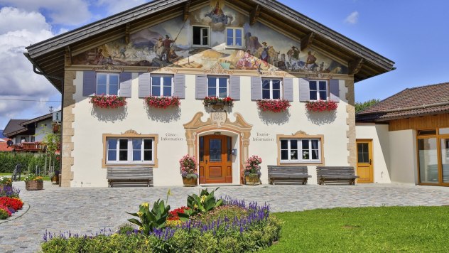 Rathaus in Krün mit Tourist-Information für Informationen zur Urlaubsplanung , © Alpenwelt Karwendel | Marcel Dominik