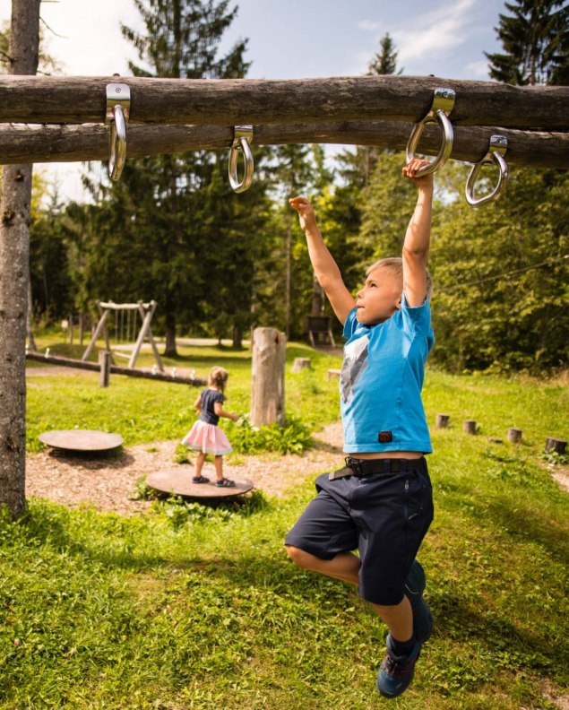 Kinderfreunden auf dem Wallgauer Naturspielplatz, © Alpenwelt Karwendel | Philipp Gülland