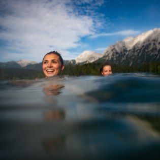 Summer delights in one of the most beautiful mountain lakes in Bavaria - the Lautersee near Mittenwald., © Alpenwelt Karwendel | Philipp Gülland