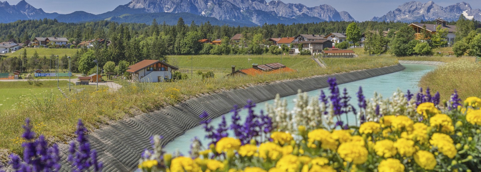 Der Isarkanal in Krün mit einem Bergpanorama, ©  Alpenwelt Karwendel | Marcel Dominik