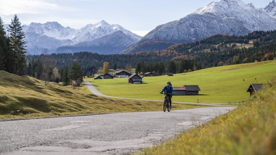 Frühlingstour mit dem E-Bike an den Buckelwiesen, © Alpenwelt Karwendel | Pierre Johne