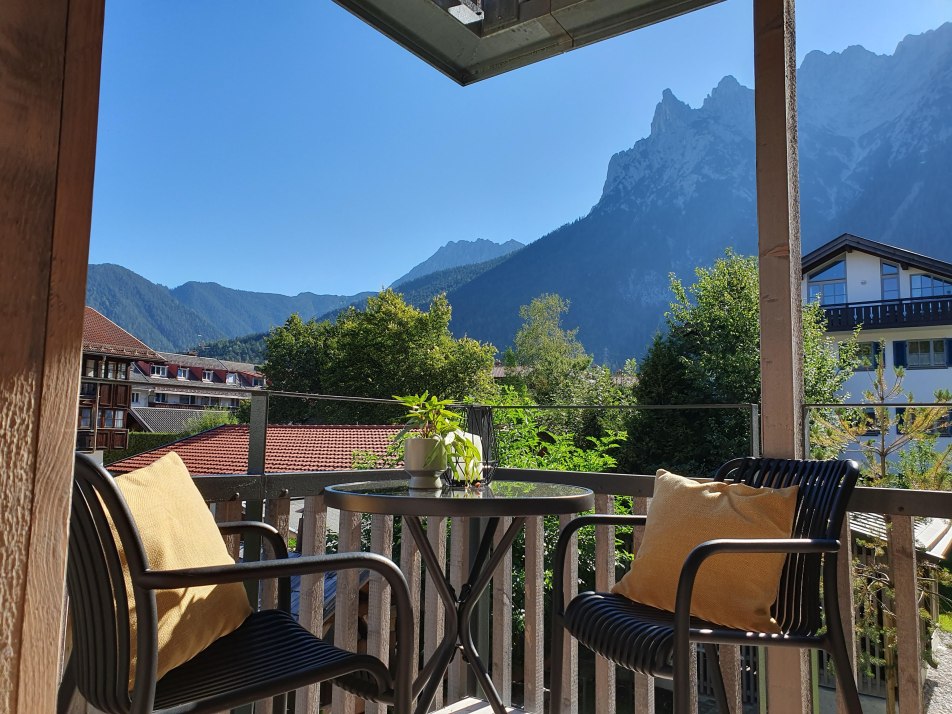 sonniger Balkon mit Blick auf das Karwendel sonniger Balkon mit Blick auf das Karwendel