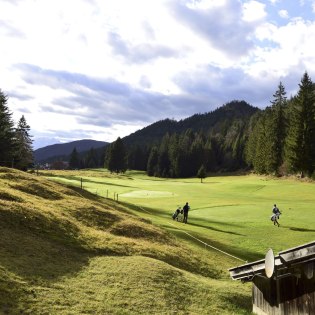 Golfers in Wallgau at the Golf- und Landclub Karwendel , © Alpenwelt Karwendel | Stefan Eisend