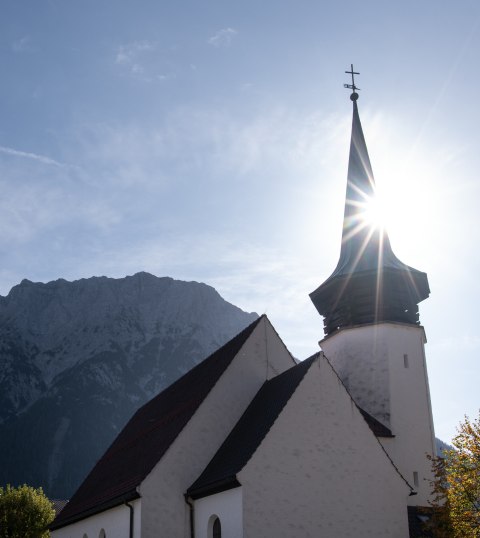 Kirchturm der Evangelischen-Lutherischen Dreifaltigkeitigkeistkirche , © Alpenwelt Karwendel | Philipp Gülland