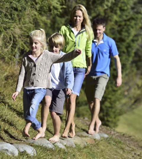 Familie auf dem Barfußweg in Mittenwald, © Alpenwelt Karwendel | Stefan Eisend 