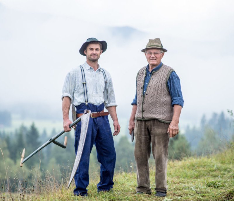 Alois Kramer mit seinem Vater Alois in den Buckelwiesen, © Molkerei Berchtesgadener Land