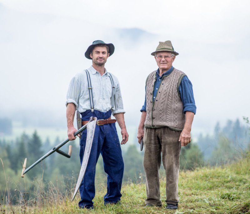 Alois Kramer mit seinem Vater Alois in den Buckelwiesen, © Molkerei Berchtesgadener Land Alois Kramer mit seinem Vater Alois in den Buckelwiesen, © Molkerei Berchtesgadener Land