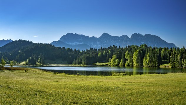 Lush shades of green at Schmalensee near Mittenwald with a view of Karwendel mountains, © Alpenwelt Karwendel | Paul Wolf