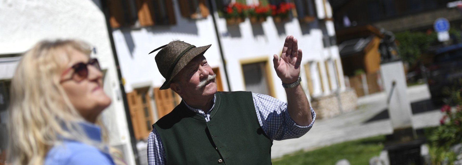 Litpold Wurmer zeigt Ihnen bei seiner Ortsführung die interessanten Details von Mittenwald, © Alpenwelt Karwendel | Angelika Warmuth