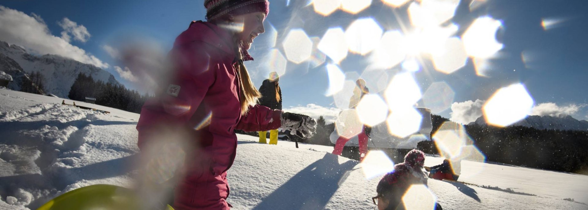 Schneeballschlacht in den Buckelwiesen unterm Karwendel, © Alpenwelt Karwendel | Philipp Gülland