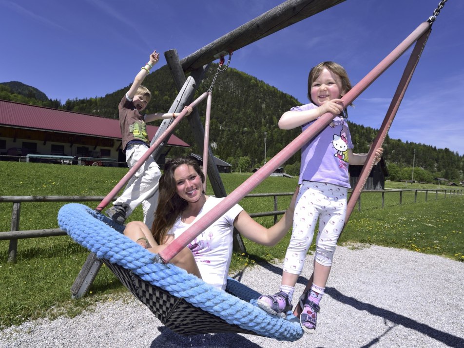 Spielplatz im Riedboden mit einer Nestschaukel, © Alpenwelt Karwendel | Stefan Eisend