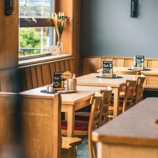 Gemütliches Ambiente und beste Verpflegung im Eisstadion Mittenwald, © Arena Mittenwald GmbH Gemütliches Ambiente und beste Verpflegung im Eisstadion Mittenwald, © Arena Mittenwald GmbH