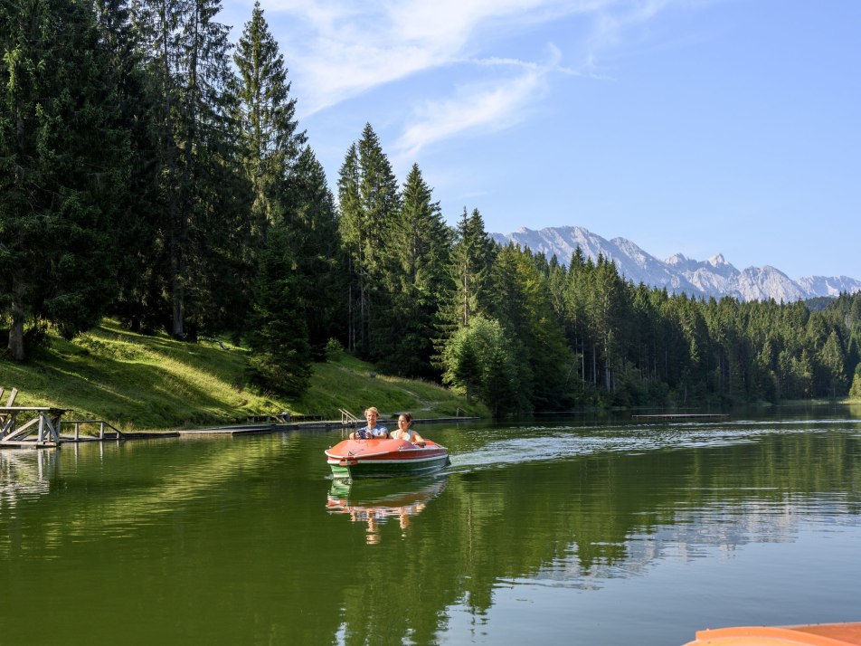 Tretboot fahren auf dem Grubsee bei Krün Sommer, © Alpenwelt Karwendel| Gregor Lengler