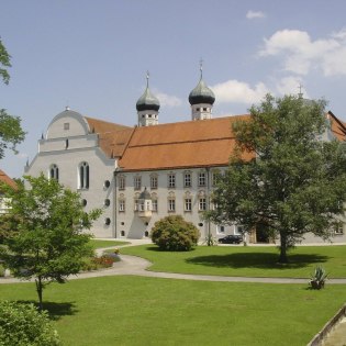 Das Kloster Benediktbeuren bei Kochel nahe der Alpenwelt Karwendel, © Hermann Kuhn | Benediktbeuern