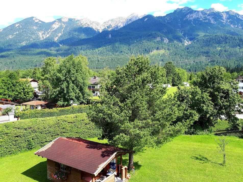 Bergblick mit Gartenhaus