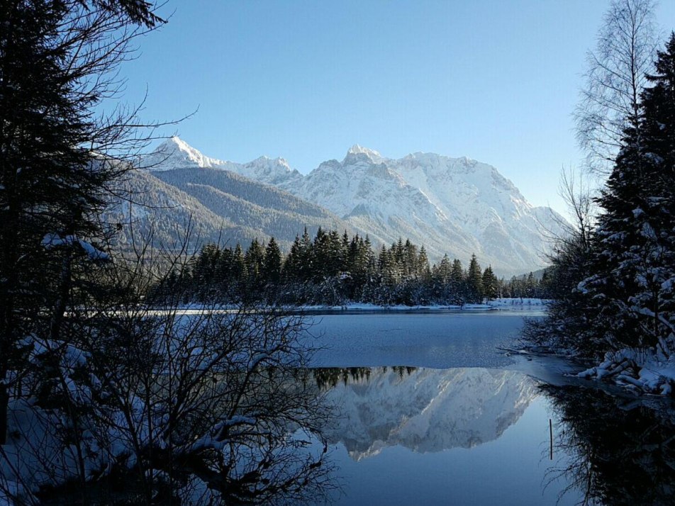 Winter am Barmsee mit Blick auf das Karwendel