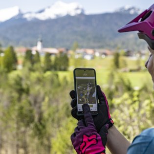 Mit der Erlebniswege App zu den Stationen - genießen Sie Natur in Kombination mit den digitalen Infos., © Alpenwelt Karwendel | Pierre Johne