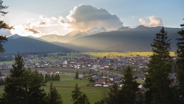 Krün in spring with a view of the Estergebirge mountains, © Alpenwelt Karwendel | Danilo Krauspe