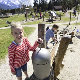 Wasserspiel am Flößerspielplatz Krün, © Alpenwelt Karwendel | Stefan Eisend Wasserspiel am Flößerspielplatz Krün, © Alpenwelt Karwendel | Stefan Eisend