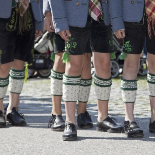 Typisch im Werdenfalser Land, Wadelstrümpfe, auch Pfosen und bei uns Heislan genannt. In Mittenwald sind diese weiß gestrickt., © Alpenwelt Karwendel | Hubert Hornsteiner