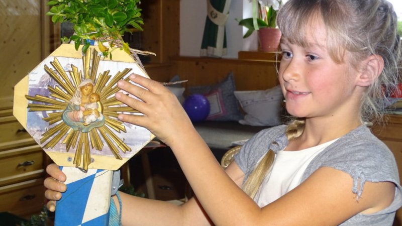 Franziska hilft fleißig mit! , © Alpenwelt Karwendel | Andrea Schmölzer