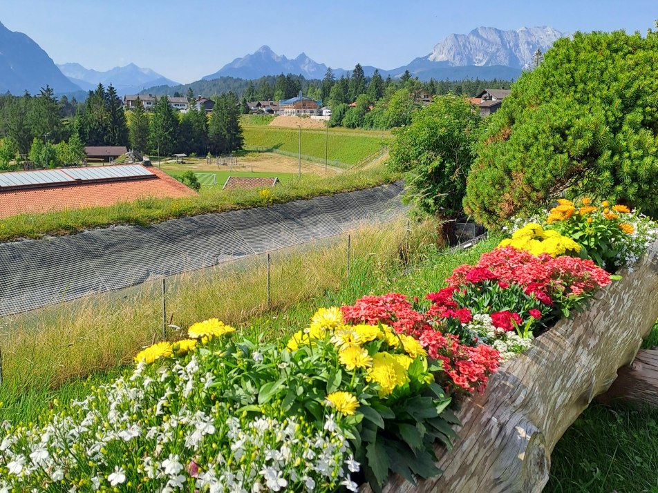 Blumengruß Hofeinfahrt, © Ferienweohnungen Riesch