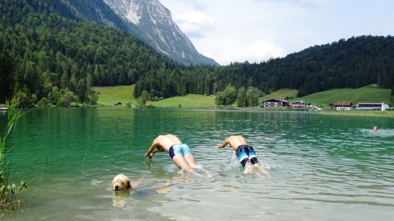 Der Sprung in Kühle Nass am Lautersee, © Alpenwelt Karwendel | Andrea Schmölzer