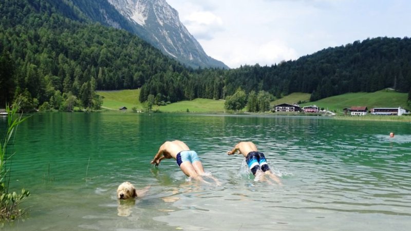 Der Sprung in Kühle Nass am Lautersee, © Alpenwelt Karwendel | Andrea Schmölzer Der Sprung in Kühle Nass am Lautersee, © Alpenwelt Karwendel | Andrea Schmölzer