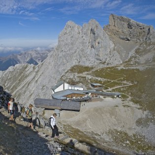 Blick auf Bergstation Karwendelbahn Richtung Mittenwald , © Alpenwelt Karwendel | Hubert Hornsteiner 