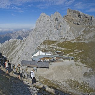 View of the Karwendelbahn mountain station in the direction of Mittenwald , © Alpenwelt Karwendel | Hubert Hornsteiner 