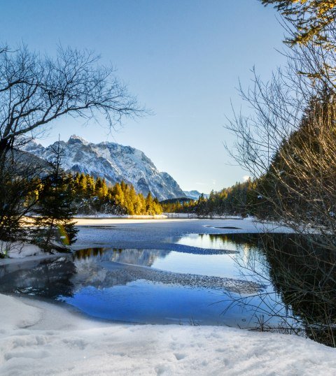 Winterliche Aussichten: Stausee bei Krün mit Karwendelmassiv, © Alpenwelt Karwendel | Wera Tuma