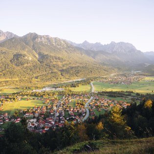 Blick vom Krepelschrofen auf Wallgau, Krün und Mittenwald mit Soiern- und Karwendelbergen, © Alpenwelt Karwendel | André Alexander @fromgestalter Blick vom Krepelschrofen auf Wallgau, Krün und Mittenwald mit Soiern- und Karwendelbergen, © Alpenwelt Karwendel | André Alexander @fromgestalter