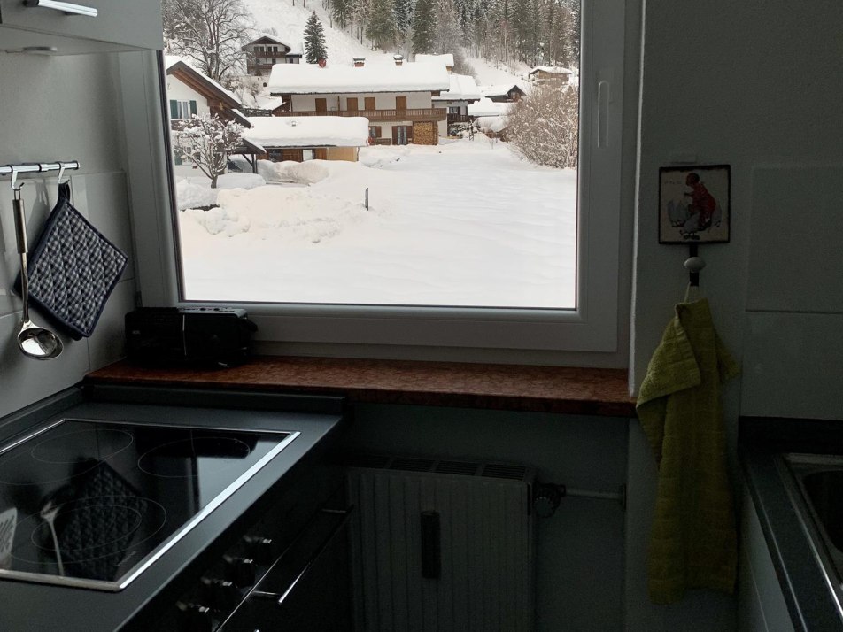 Küche mit Ausblick auf die Berge