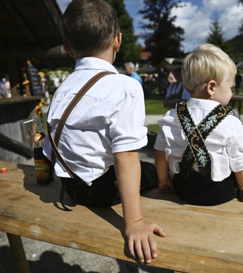 Young costumes with leather and embroidered suspenders, © Alpenwelt Karwendel | Angelika Warmuth