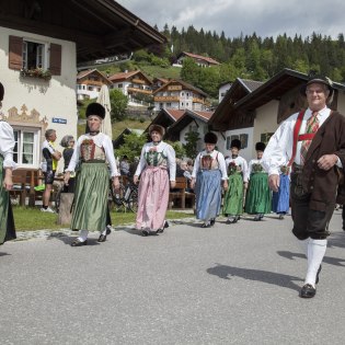 An old bavarian dance group with its own historical costume. It`s called "Alter Tanz", © Alpenwelt Karwendel | Hubert Hornsteiner