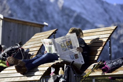 Zeitung lesen auf dem Kranzberg, © Alpenwelt Karwendel | Stefan Eisend