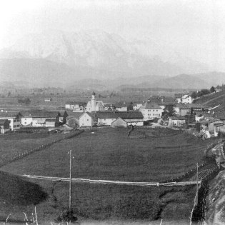 Altes Bild von Wallgau mit Kirche und Wetterstein im Hintergrund, © Alpenwelt Karwendel | Franz-Paul Reindl