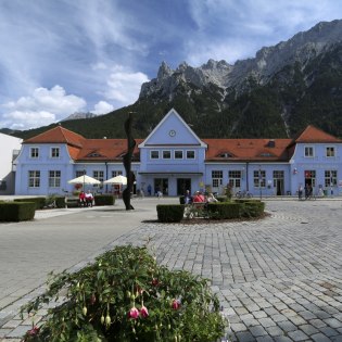 Bahnhof Mittenwald vor dem Panorama des Karwendel, © Alpenwelt Karwendel | Stephanie Bech